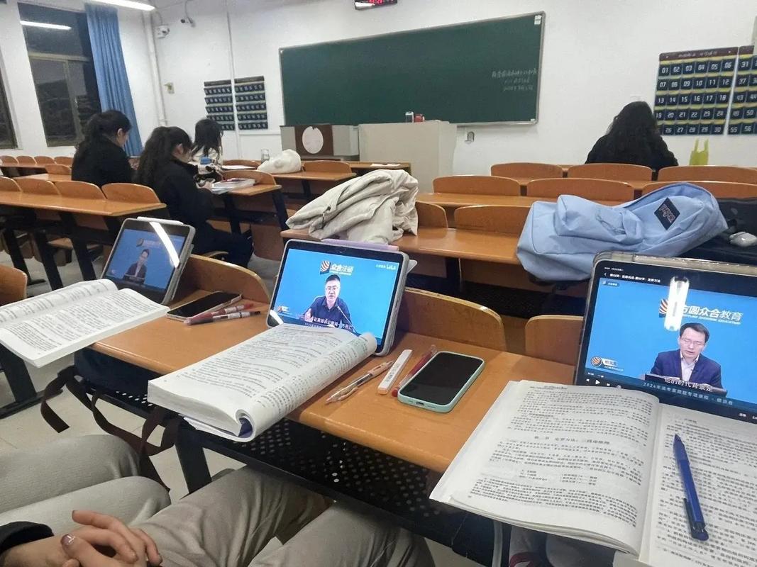 法律硕士备考学生堆满书籍的自习室