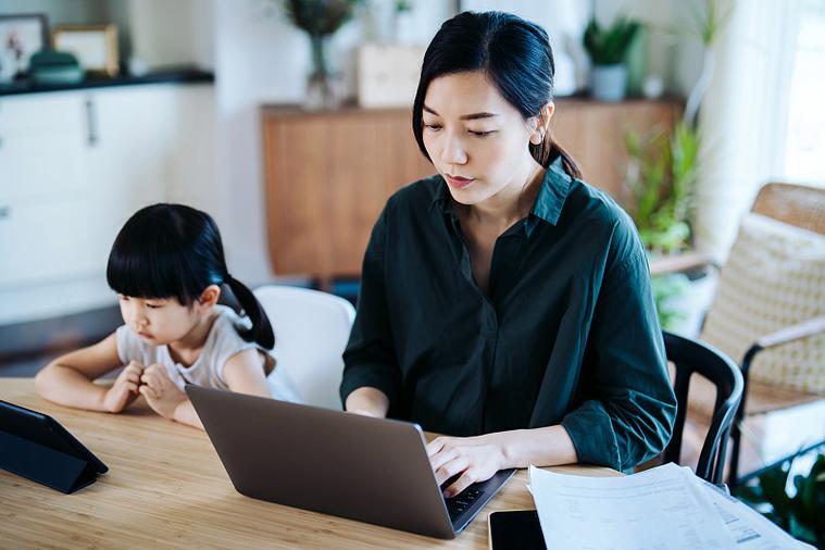 工厂职场妈妈工位听妈妈播客场景图