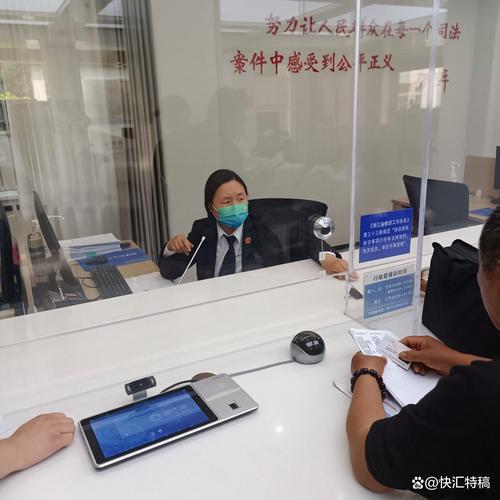 法院执行局接待窗口排队场景照片