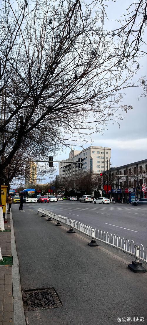 北方春季风沙天城市街景实拍