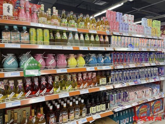 低度果酒品牌社区店门口自提货架实拍