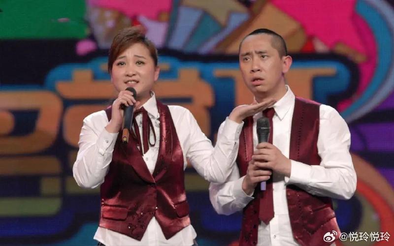 相声演员逗捧搭档舞台表演