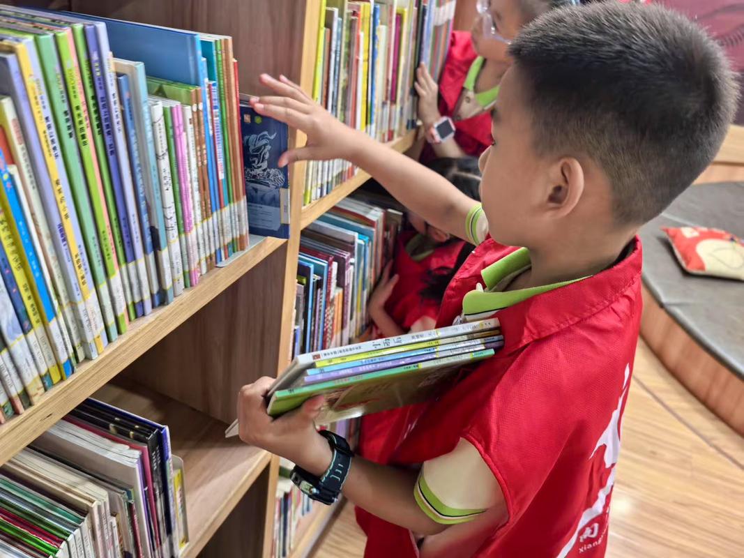 小学生整理班级图书角劳动场景
