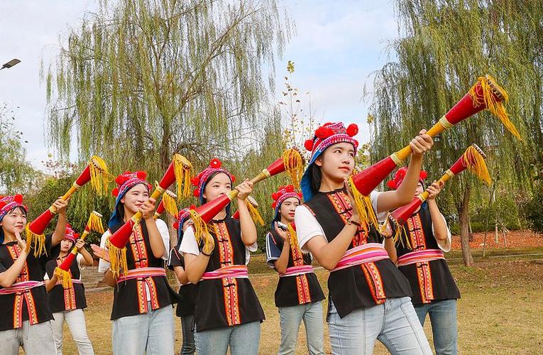 连南瑶族乡村小学课堂上学生练习迷你长鼓场景