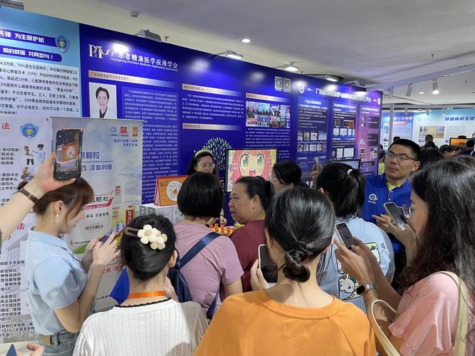 科普活动策划现场观众面对多层展板注意力分散场景