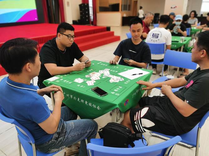 扑克牌局玩家紧张摸鼻子读人微表情