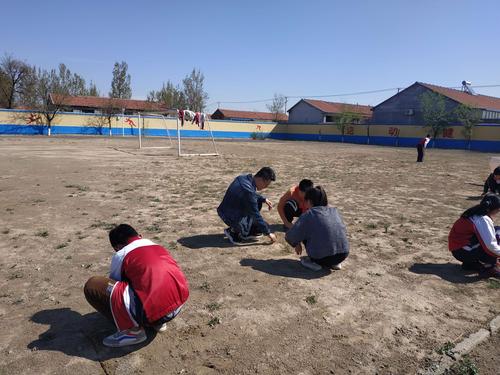 乡村小学操场校长蹲地修球门实拍
