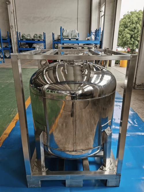 锂电行业立式储料罐安装现场
