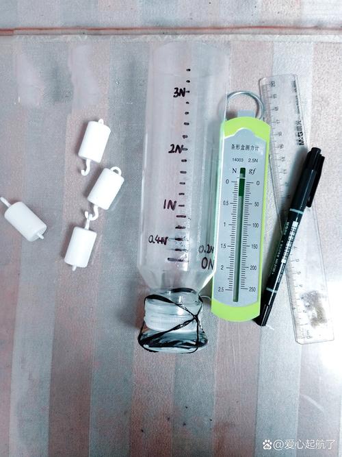 初中物理浮力实践性课后作业 学生在家做实验的实拍图