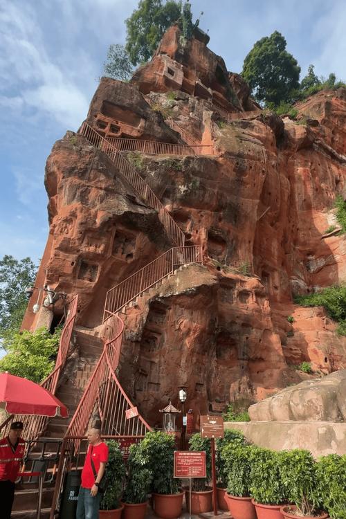 中国四川省乐山大佛九曲栈道岩壁细部