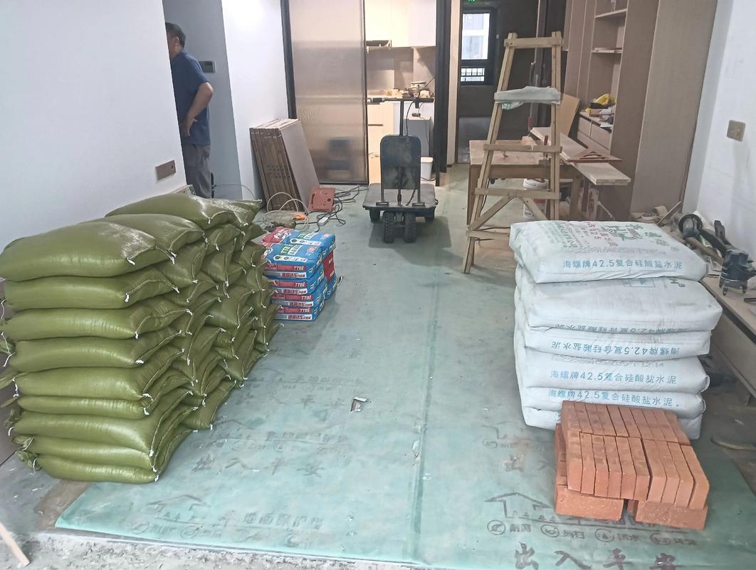 杂乱装修现场堆放的材料
