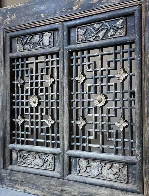 古建筑文保原构木窗与后期加装装饰板的对比实拍