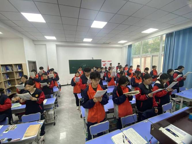中学教室学生齐读古诗文课文场景