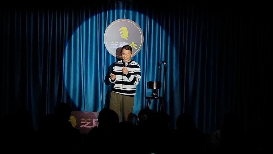 脱口秀开放麦新人表演