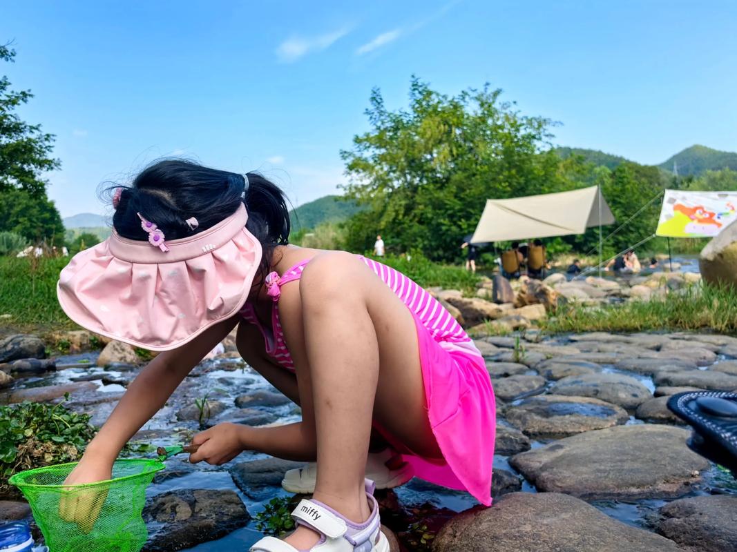 亲子旅行路线 孩子在山野小溪里踩水