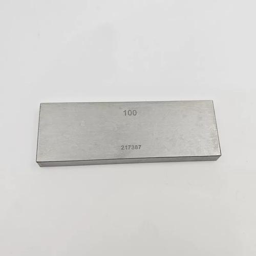 检验工位上摆放的陶瓷标准量块和校准过的数显游标卡尺