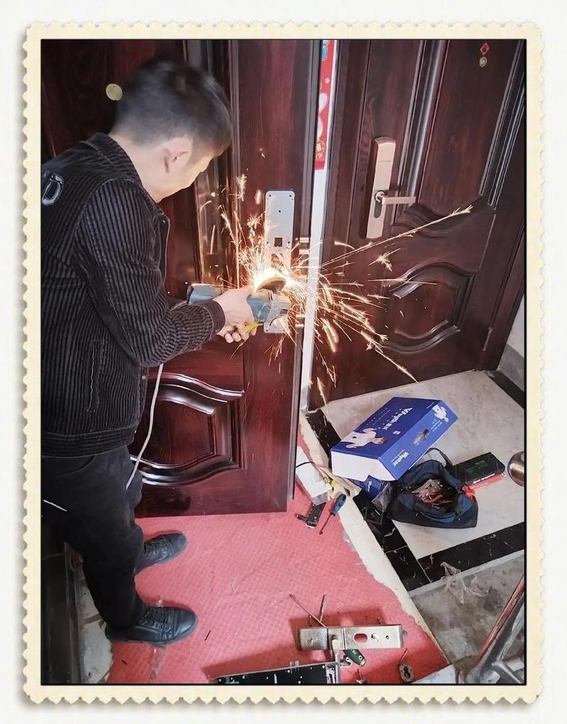 新房东换锁赶承租人搬家纠纷现场