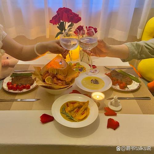 夫妻庆祝皮婚温馨晚餐场景