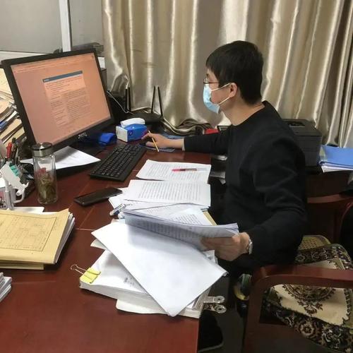 湖北刑事辩护律师整理案件证据工作照