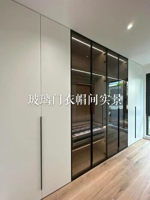 劣质成品衣柜玻璃门缝隙大