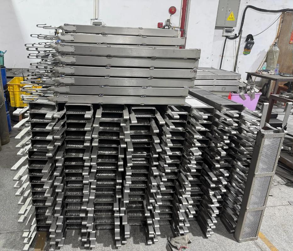 工业阳极氧化生产线工人操作挂具现场