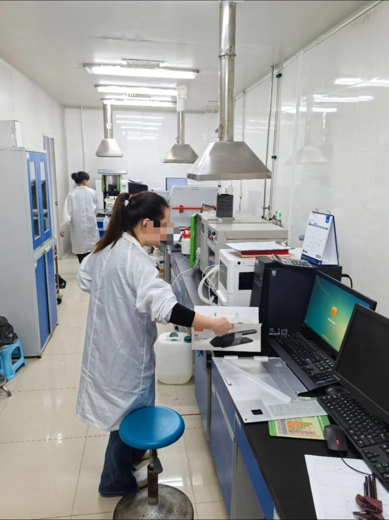 工程师正在检修工业质谱分析仪