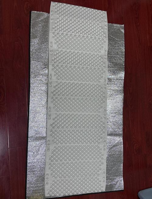 问:铺的时候有啥讲究?我见过师傅直接铝箔面朝下当防潮膜用。