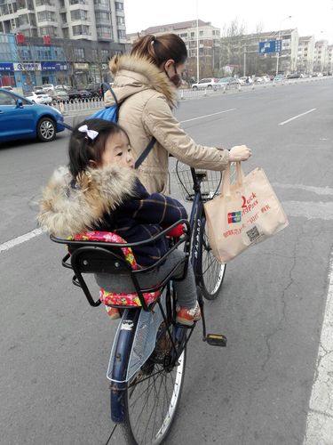 骑共享单车接娃的妈妈车筐塞满尿不湿溶豆