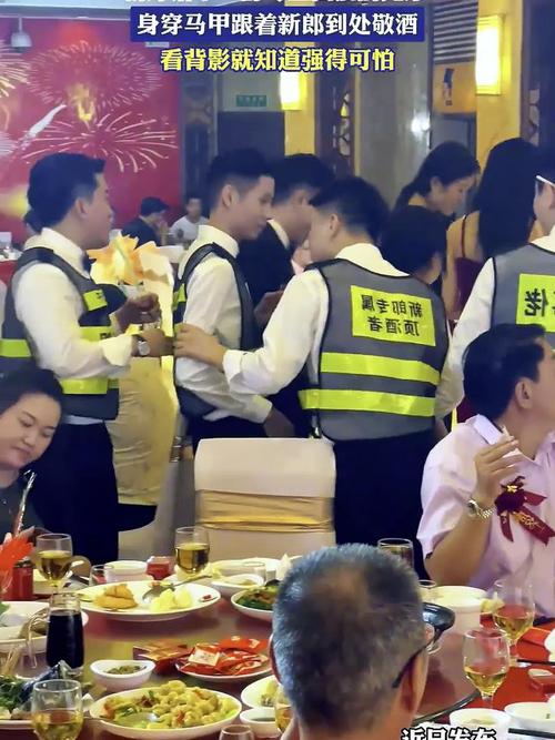 婚宴现场伴郎团帮新郎挡酒被灌酒的搞笑场面