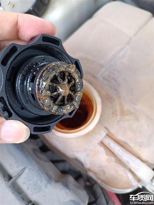 汽车散热器盖泄压阀密封圈老化开裂特写