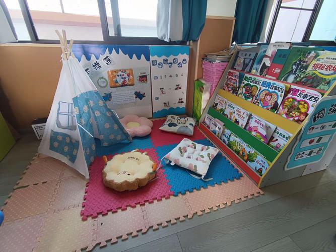 学校大课间安静角阅读与拼图区域