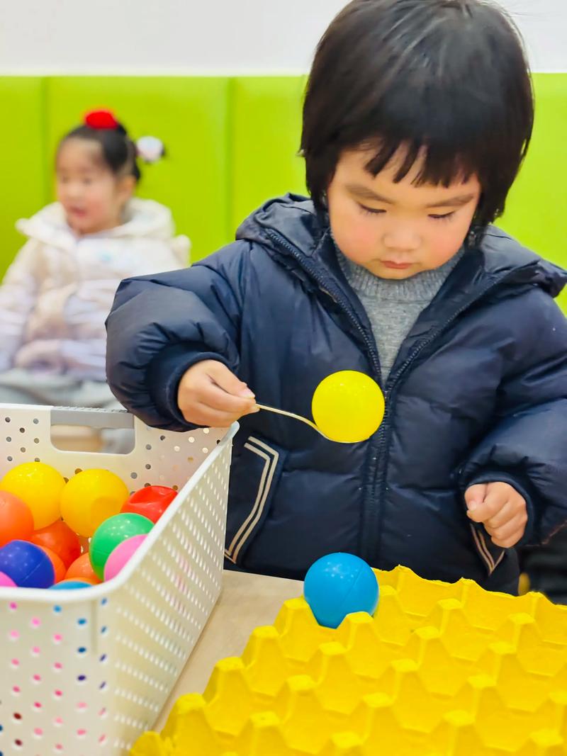幼儿在厨房剥鸡蛋锻炼手部精细动作