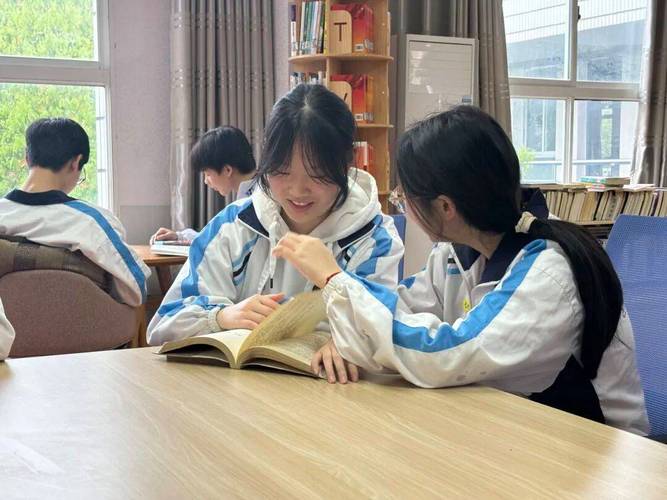 中学操场角落靠墙看书的高中生