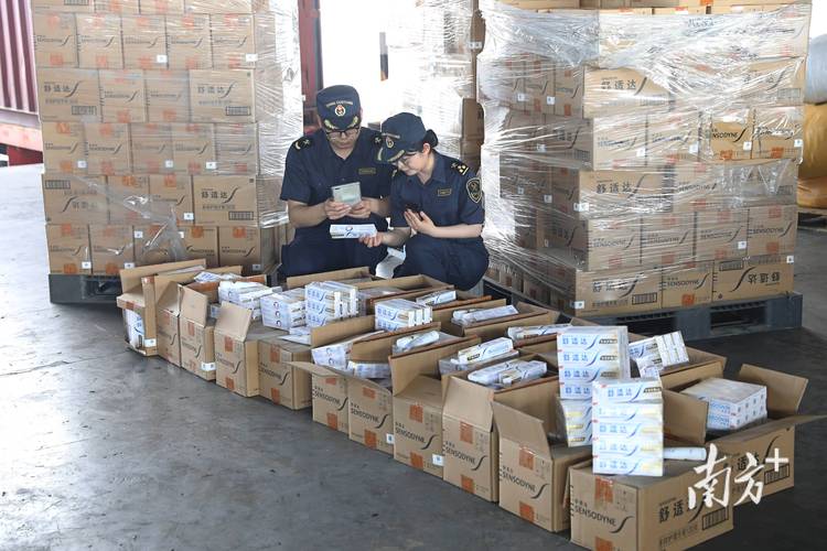 海关扣押违规跨境药品包裹现场