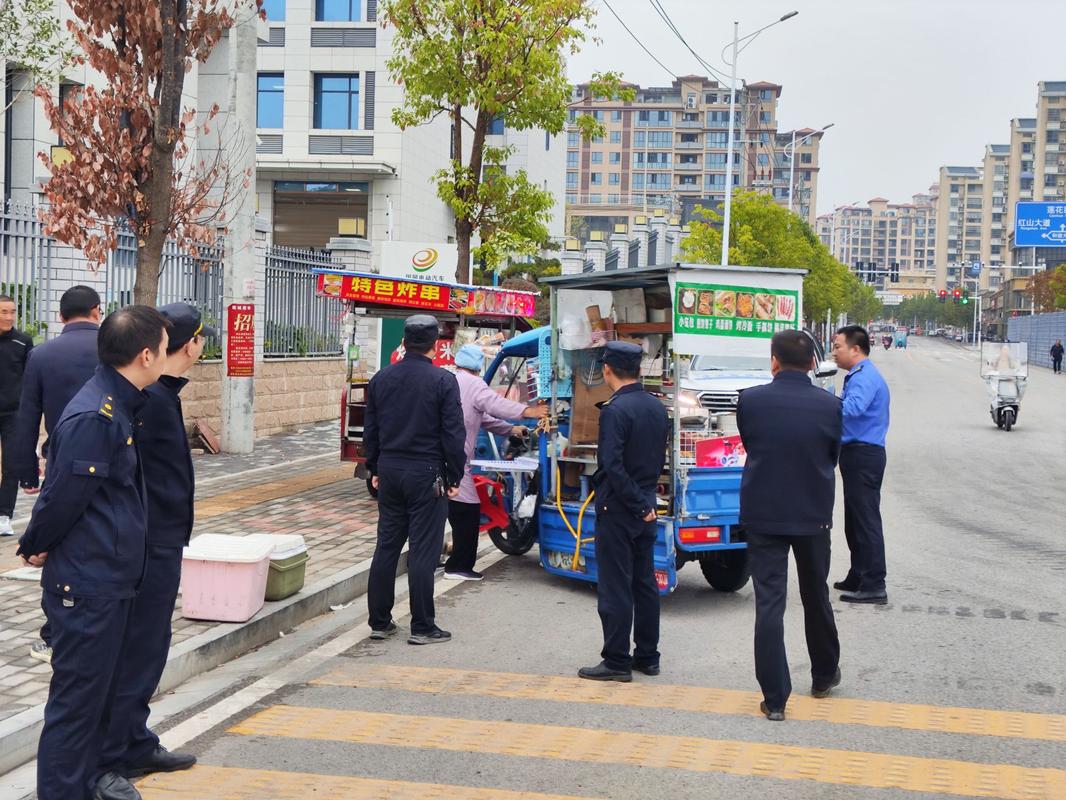 南京软件大道夜市城管暂扣摆摊推车现场图