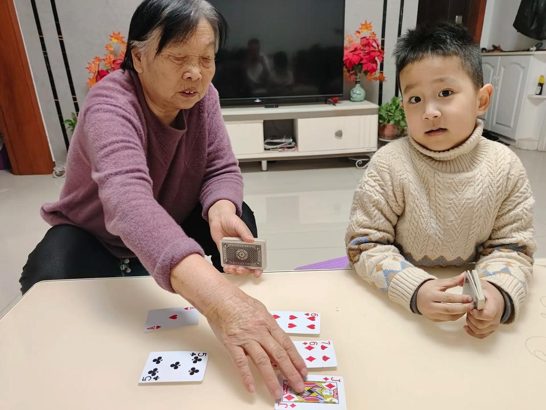 家庭亲子玩口算扑克牌游戏场景