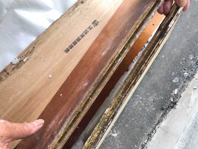 家装工地现场木龙骨被潮气泡黑实拍