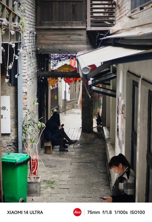 旅行者在无人小巷拍摄独特角度
