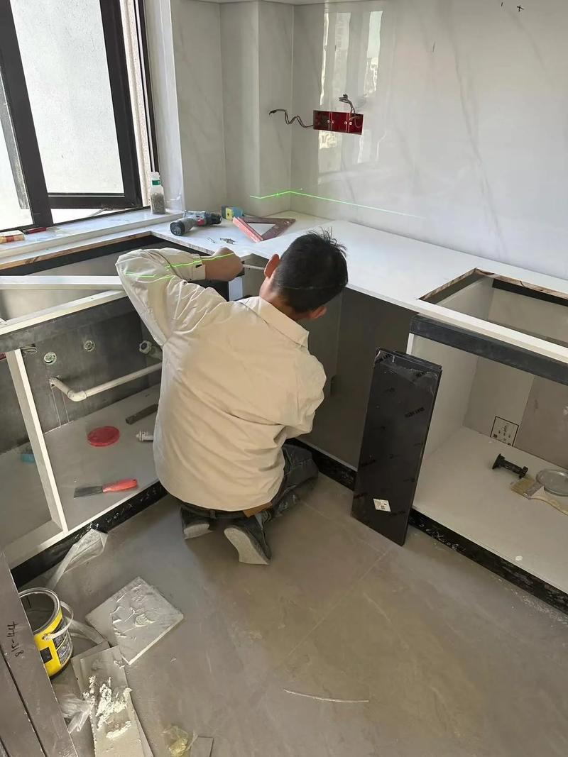 橱柜安装师傅正在调整门板缝隙