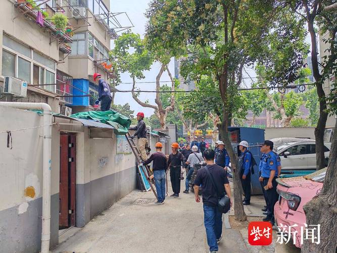 南京小区违规改造赠送空间拆除现场