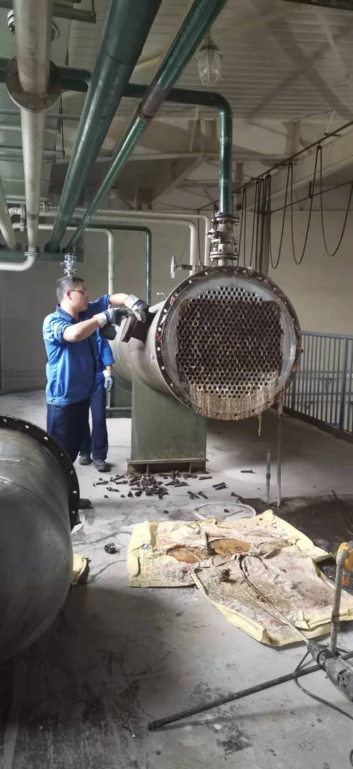 工业窑炉堵塞的余热回收换热器拆检现场