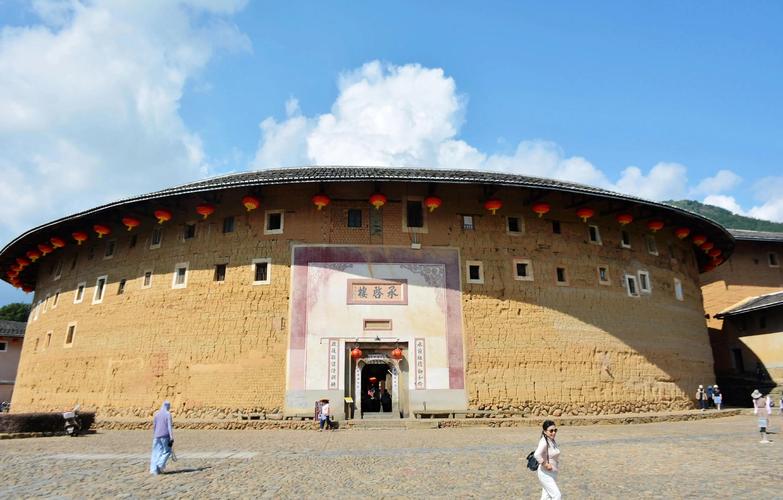 福建土楼承启楼环形夯土外墙肌理特写