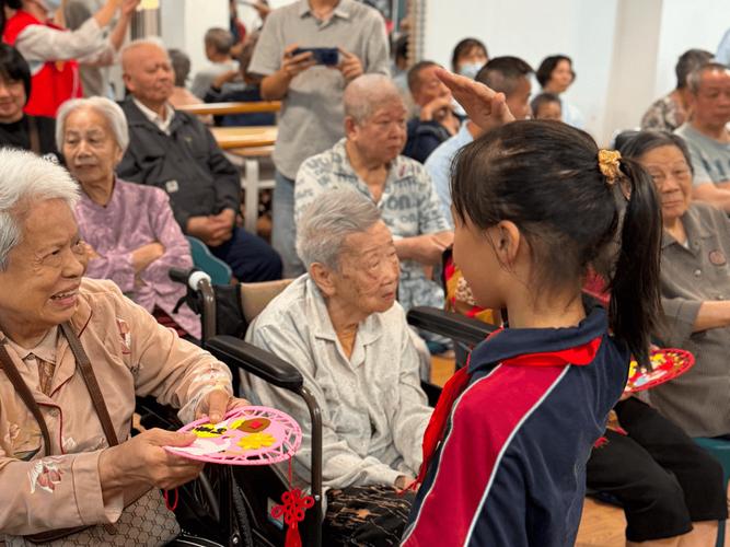小学生在养老院为老人表演节目互动
