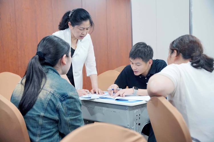 升学指导机构助教帮考生整理新高考志愿填报资料