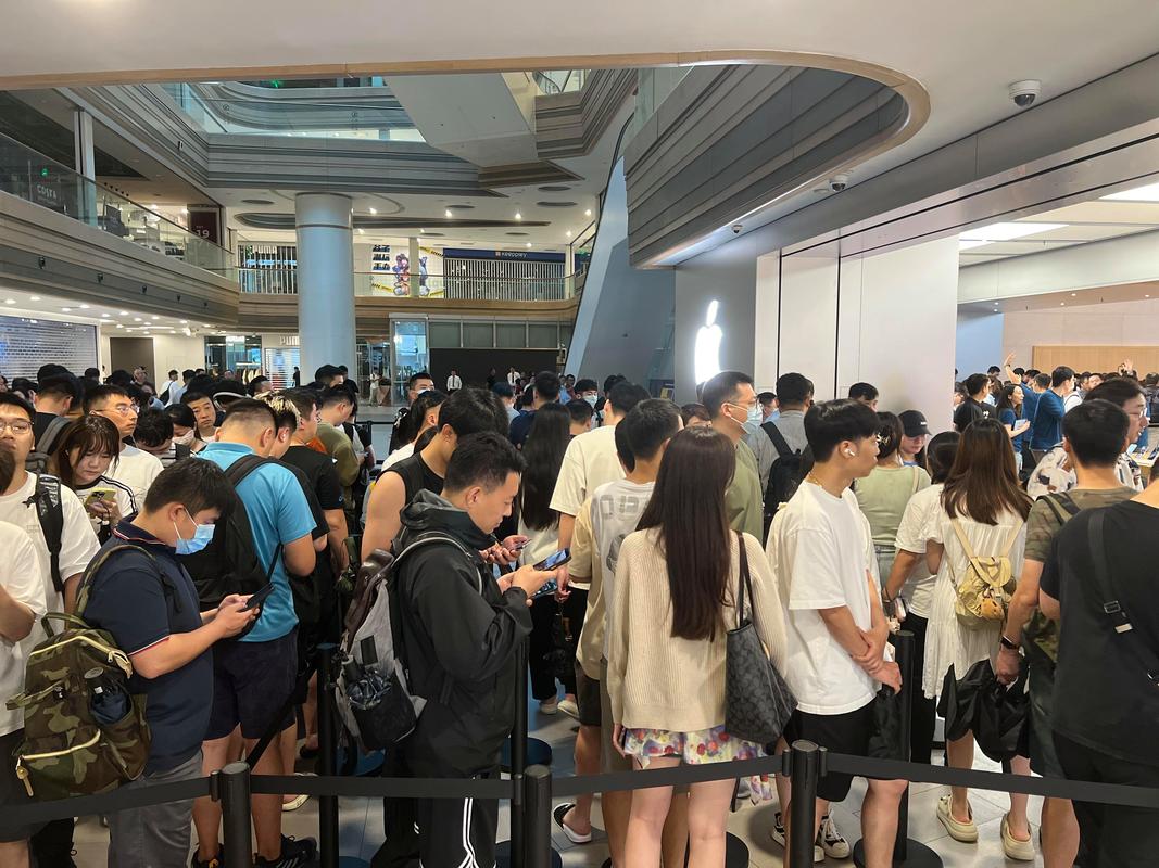 线下核心商圈潮牌门店排队场景