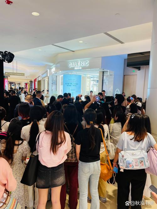 美妆集合店会员办理区排队场景实拍图