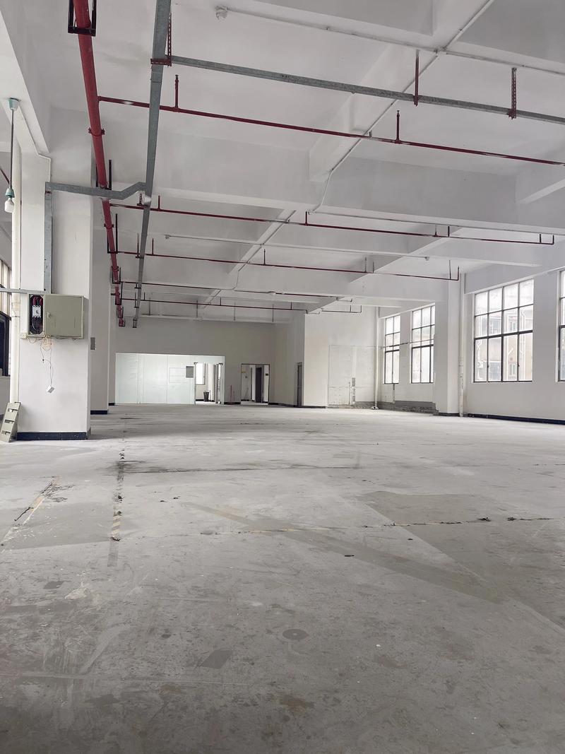 空荡荡的工业地产产业园区内部道路