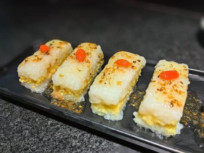 老李正在捏糯米团特写