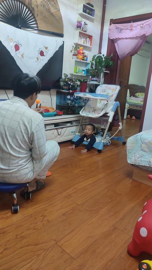 母子并排坐客厅地板看试卷的日常场景