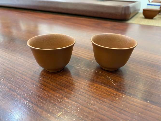 澄海老厝八仙桌上的缺角朱泥工夫茶杯
